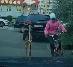 Фото: Юная смолянка влетела на велосипеде в машину на Королевке
